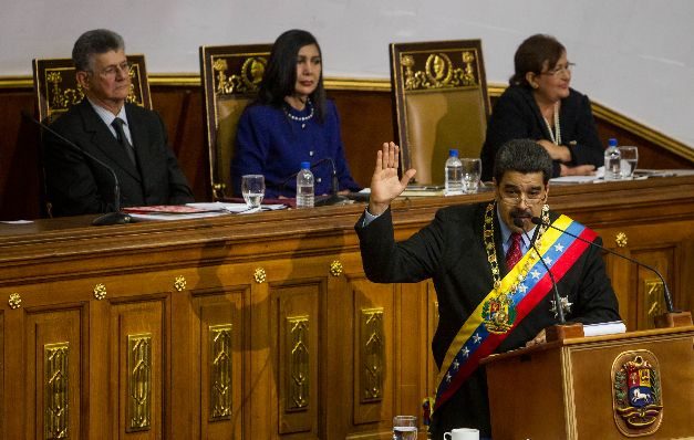 Venezuela trata de enfrentar la crisis creada por la baja en los precios del petróleo.  / EFE