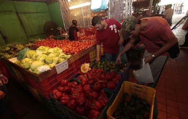Vendedores afirman que la libra del repollo está asequible pero tiene tendencia a subir en los próximos días.  / Archivo
