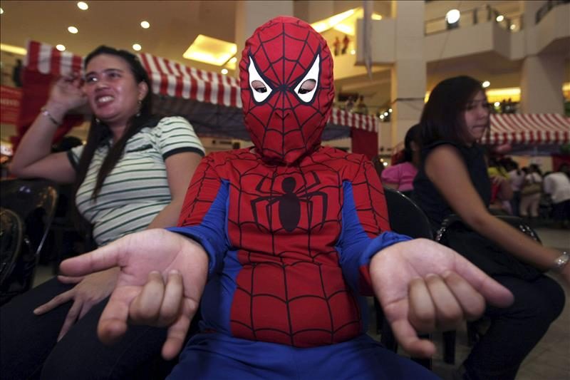 Niño se disfraza Spiderman. Foto: EFE