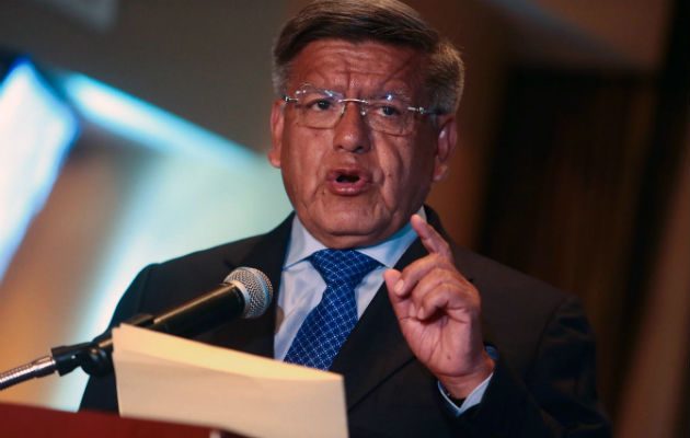 El candidato presidencial peruano César Acuña, asegura que seguirá en campaña. Foto/EFE 