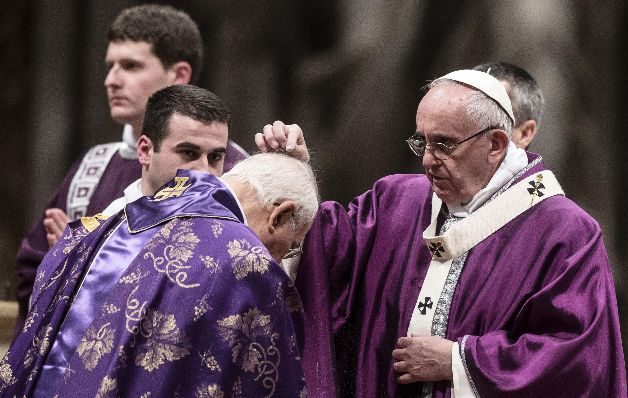 Papa  envía a sacerdotes por el mundo a perdonar pecados 