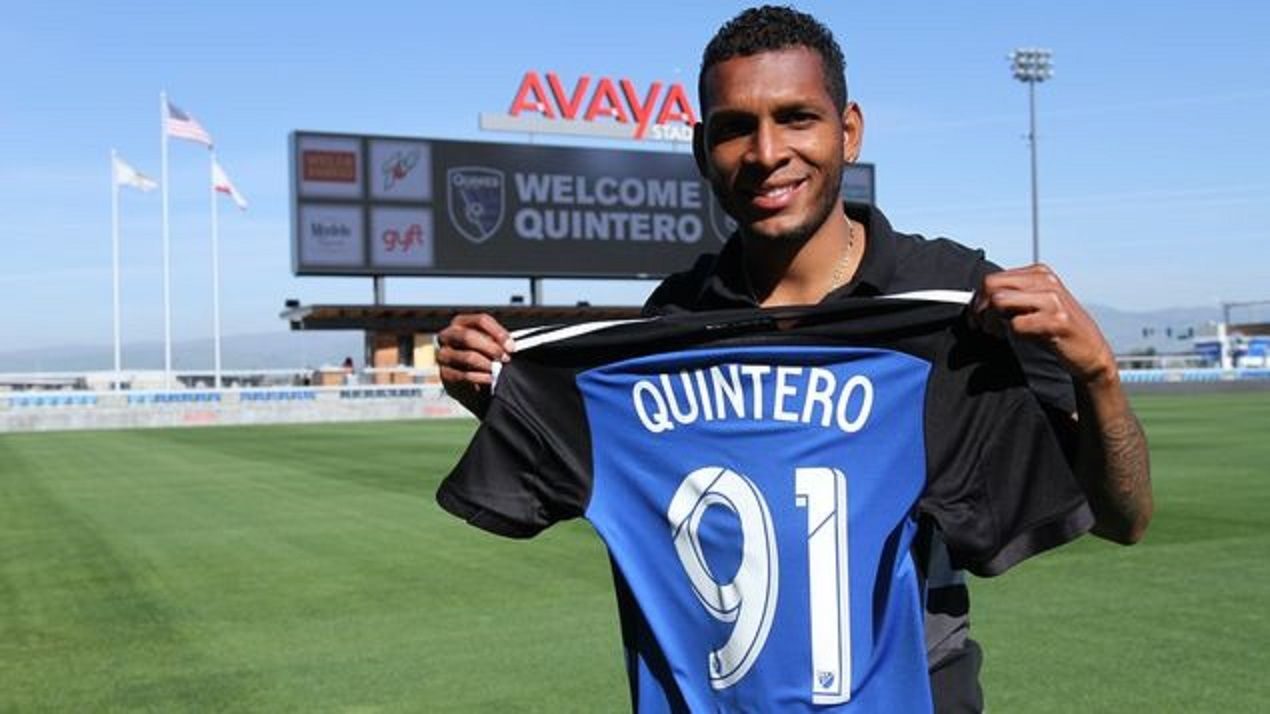  Gerente de San José  le lanza flores a 'Negrito' 