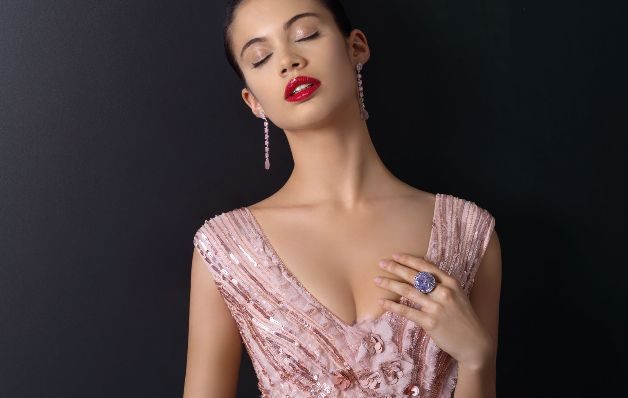 Para bustos pequeños un vestido con drapeados. 