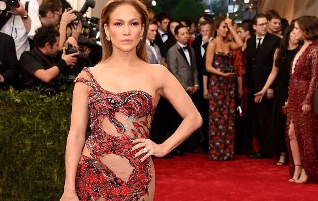 'One shoulder' son ideales para hombros anchos. 