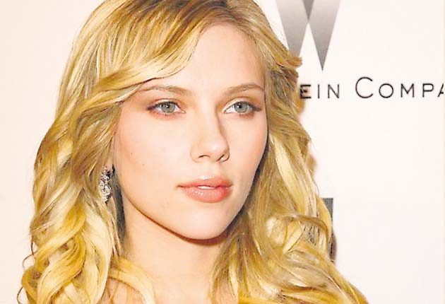 Scarlett Johansson luce un escote redondo para sus senos grandes.