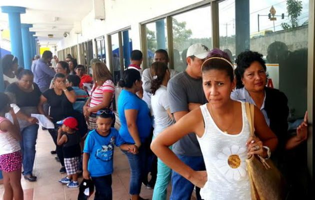 No cesan las filas. Foto Raimundo Rivera