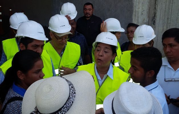 Ministra de Educación, Marcela Paredes de Vásquez, visita los trabajos del colegio de IPTV.  / Foto Víctor Eliseo Rodríguez
