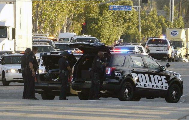 Agentes de la policía en un tiroteo registrado en San Bernardino (California, USA), el pasado mes de diciembre. EFE
