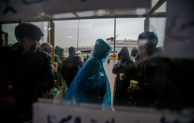 Grupo de inmigrantes reciben alimento. FOTO/AP