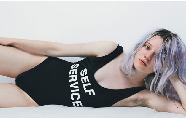 Féminas se suman a la moda de dejar crecer sus vellos axilares y pintarlos de color.