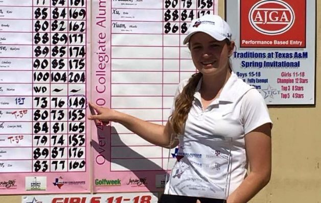 La joven golfista posa con su nuevo trofeo.  / Foto Cortesía
