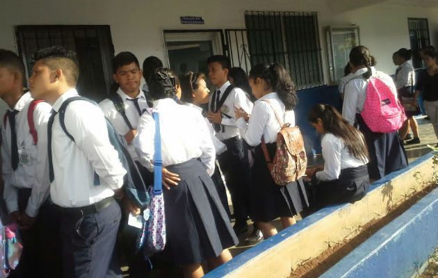Los estudiantes fueron al colegio por el gusto. Foto/ Víctor Rodríguez