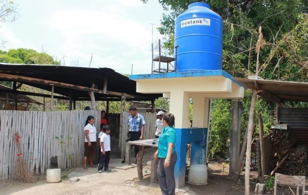 La falta de agua potable está afectando a estudiantes y docentes.  / Foto José Manuel Adames