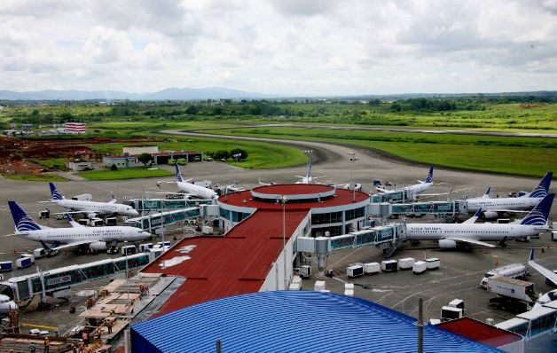 Con menos de un mes al frente del aeropuerto, Fidanque III otorgó un polémico contrato directo para la incineración de la basura internacional a la empresa de un allegado.  / Archivo