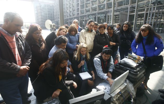 Familiares de víctimas de fallida alerta de tsunami en Chile ven la audiencia. Foto/EFE