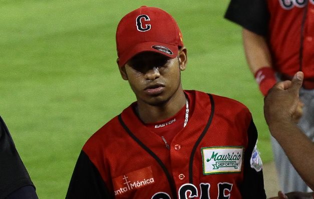 El  juvenil Arturo Pinzón tiene cuatro de los 21 errores de Coclé.  / Foto Anayansi Gómez