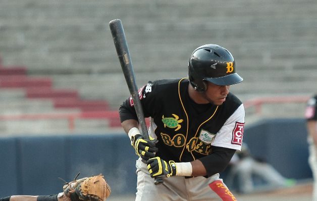 Bocatoreño Valentino Arce sigue  en  la cima del liderato de bateo