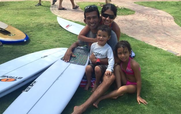 Saavedra junto a su sus hijos y esposa. /Foto Ilka Vargas