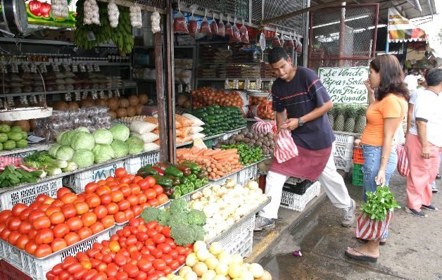 La producción nacional no logra suplir la demanda local por el impacto del cambio climático, razón por la que los comerciantes piden la importación de los rubros afectados.    / Archivo 
