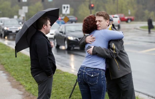 Llanto afuera de su estudio musical, donde falleció. 
