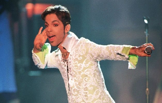 Foto de 1997. "Hago música porque si la dejara de hacer me moriría. Grabo música por la que llevo en la sangre. Escucho sonidos todo el tiempo. Es casi una maldición: la de saber que siempre puedes hacer algo nuevo", Prince.  