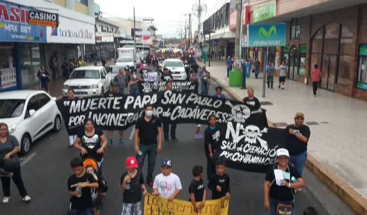 Una de las tantas protestas que realizaron los residentes en rechazo del incinerador de cadáveres. /Archivo