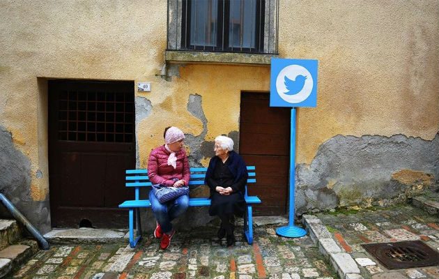 Una silla representa el Twitter; para que las personas conversen de frente / Cortesía.