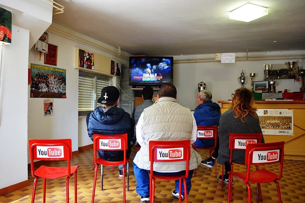 Los hombres acuden al bar del pueblo, lo llaman Youtube / Cortesía.