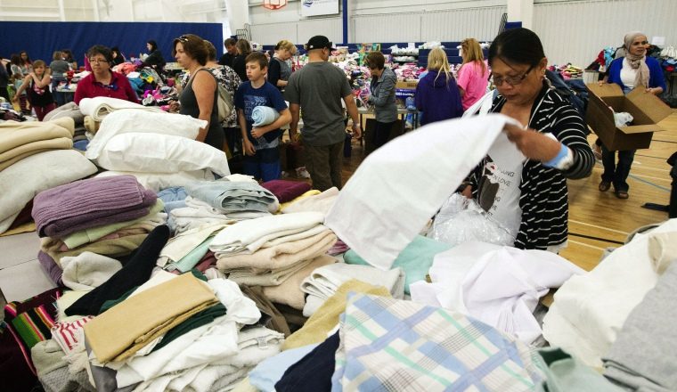 Reciben las donaciones para los damnificados. /Foto AP