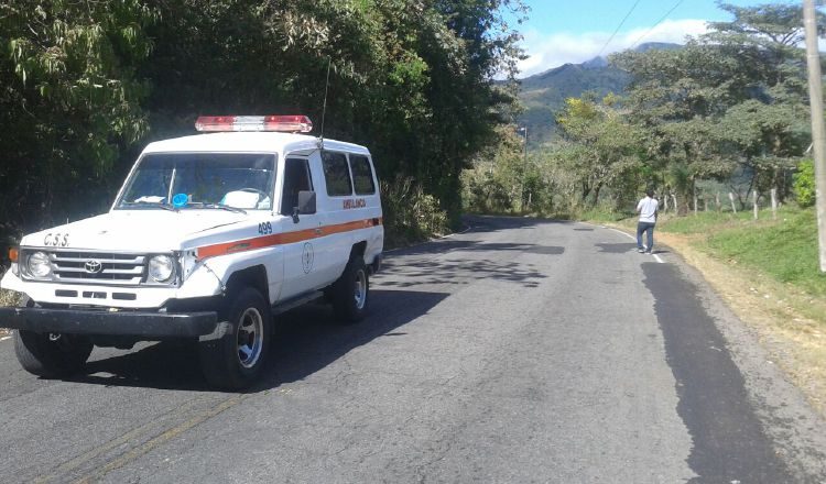 La ambulancia es un 'pick-up' adaptado con una camilla y ni siquiera tiene luces internas /Foto Leonardo Machuca G.