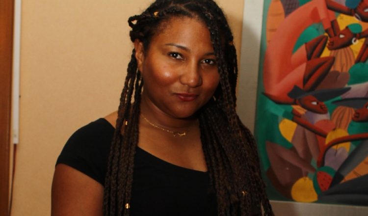 El peinado de las trenzas es símbolo de orgullo para nuestra cantante de la agrupación Afrodisíaco. Afirma que es su identidad afrodescendiente.