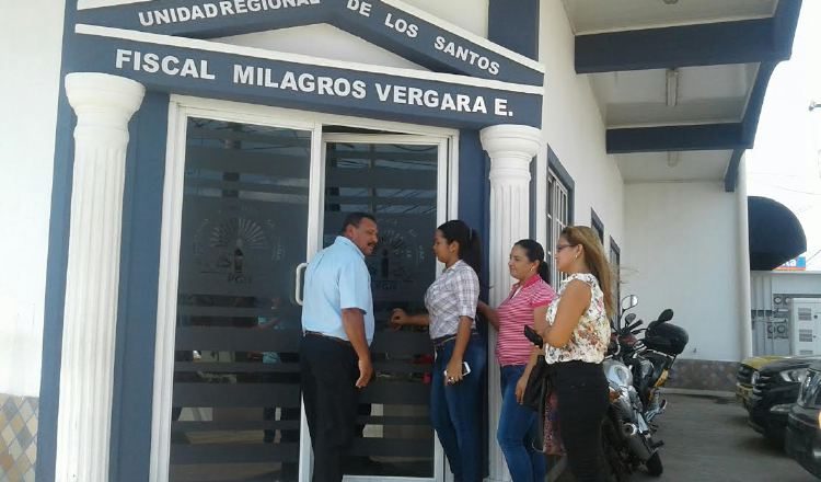 Los padres y víctimas de la red se presentaron ayer ante el Ministerio Público de Las Tablas. /Foto Zenaida Vásquez