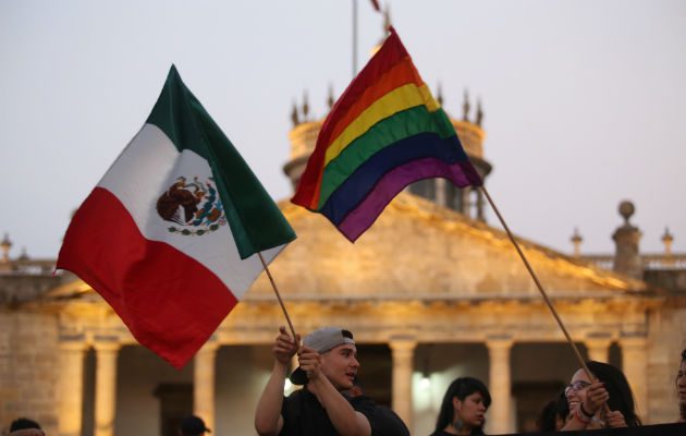 Activistas e integrantes de la comunidad homosexual se manifiestan, en la ciudad de Guadalajara. Foto/EFE