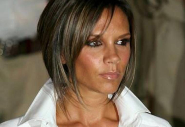 Victoria Beckham es una fanática de las camisas blancas. Las de ella tienen pronunciado escote.