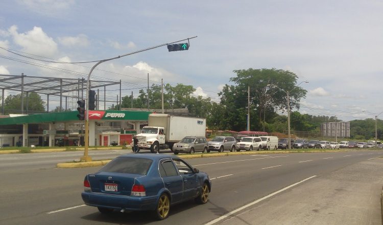 En horas pico, la acumulación de carros  causa embotellamientos donde están los semáforos actuales. José Vásquez