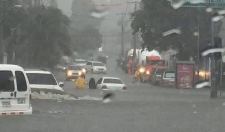 Los carros también resultaron afectados por las inundaciones 