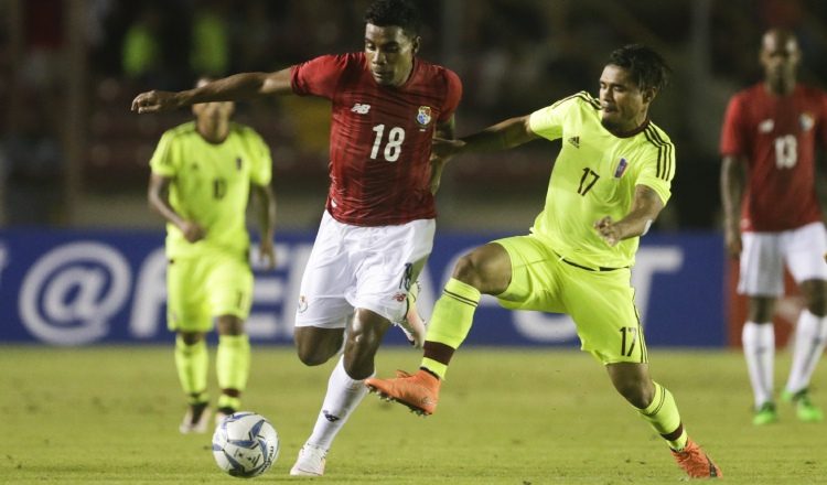 Ricardo Buitrago (Izq.) será uno de los pilares en el medio sector en el equipo de Panamá. AP