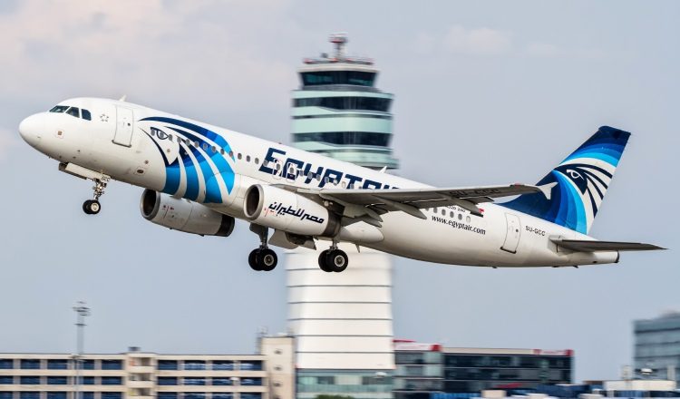 El avión, que cubría la línea París-El Cairo, desapareció del radar. /Foto AP