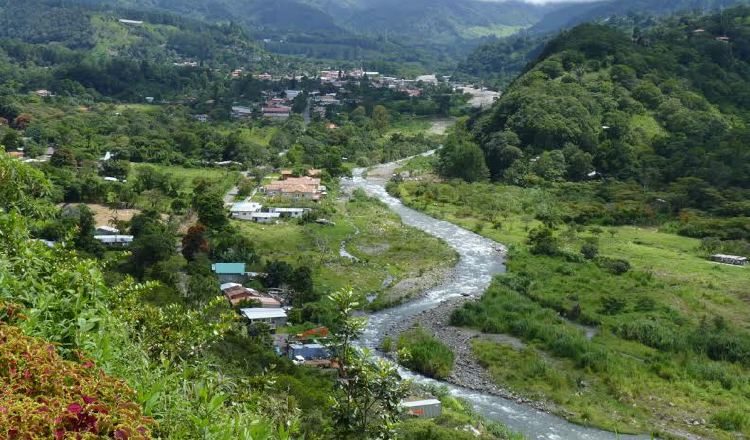 Gran cantidad de piedra, malezas y troncos hay a lo largo del río Caldera y varias quebradas.  /Foto José Vásquez