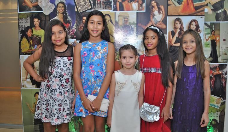 3. Valerie Puga, Rhania Cueto, Fátima Gómez, Yomari Lozada y Siena Vilchez.