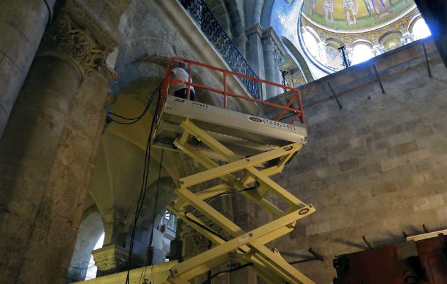 Restauradores del Santo Sepulcro en plena jornada de trabajo. Foto/ EFE