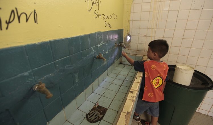 Uno de los grandes problemas en varias escuelas es la falta de higiene adecuada. /Foto Archivo