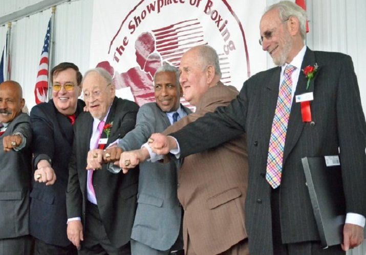 Hilario Zapata (4.° de izquierda  a derecha), junto a las otras personalidades que ingresaron al Salón de la Fama del Boxeo Mundial. Cortesía