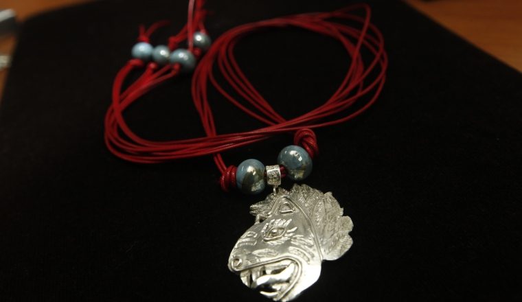 Diablicos sucios, máscaras, plumas lo inspiran en sus diseños. 