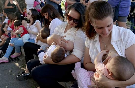 Varias mujeres amamantan simultáneamente a sus bebés. Foto: EFE/Archivo