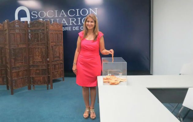 Usha Mayani al ejercer el voto. Foto: Delfia Cortez