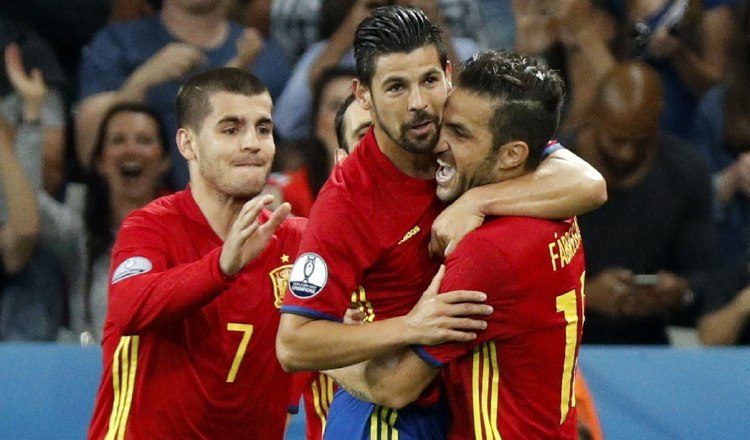 Nolito (centro) tuvo un gran partido frente a Turquía. /Foto EFE