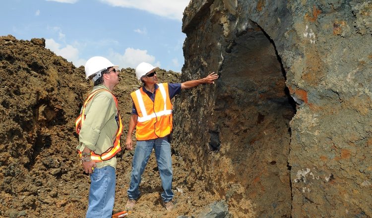 Expertos fueron los encargados de recuperar objetos usados en las excavaciones para los trabajos de la ampliación. /Foto Archivo