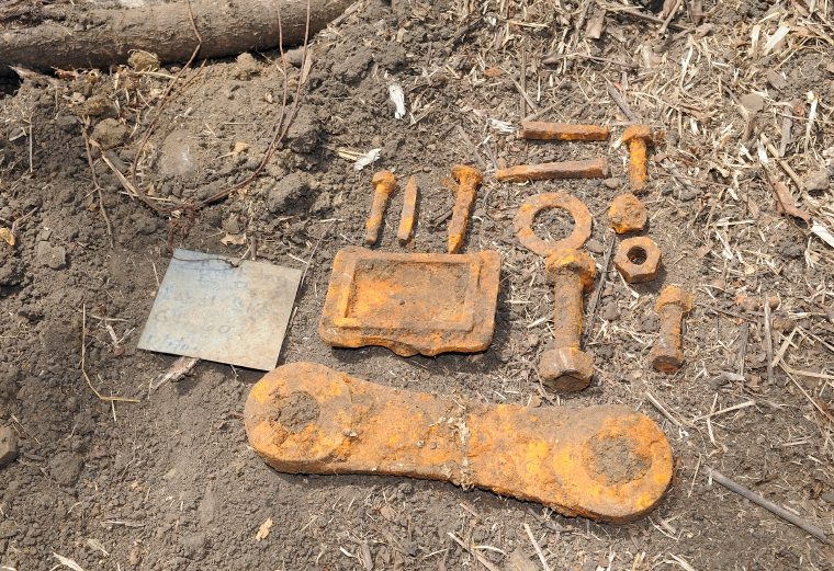 Tornillos y piezas de acero hallados en excavación de ampliación.