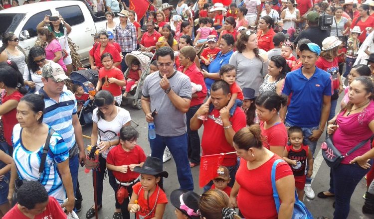 Gran cantidad de niños asistieron vestidos de rojo a la festividad de san Juan en Chitré. /Foto Thays Domínguez